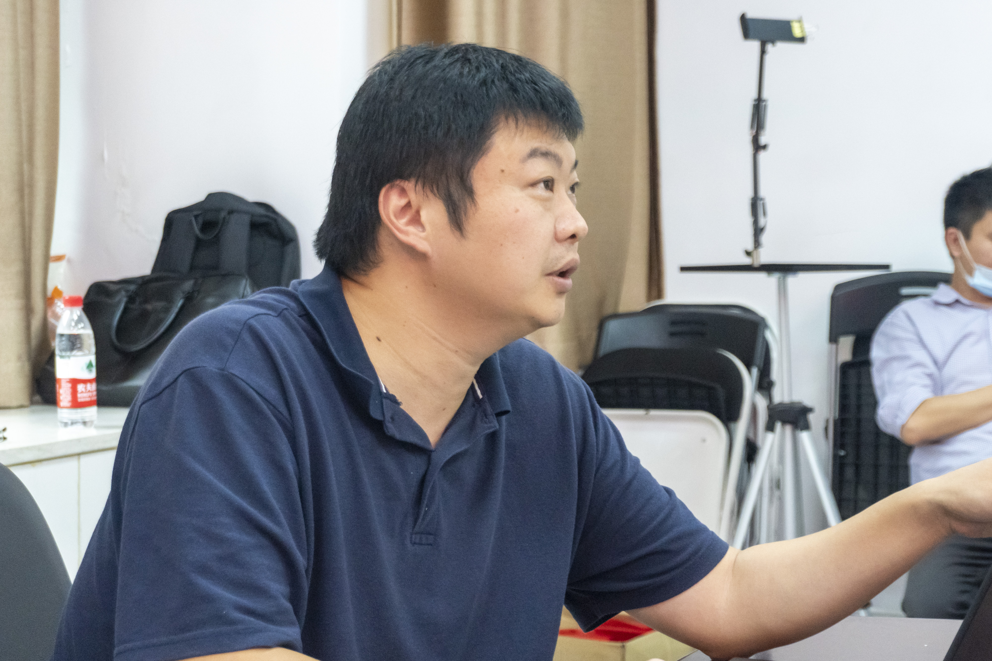 穿黑色衣服的男人描述已自动生成